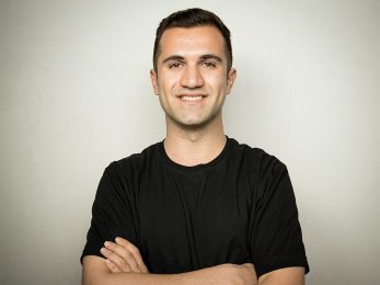 man in black crew neck t-shirt